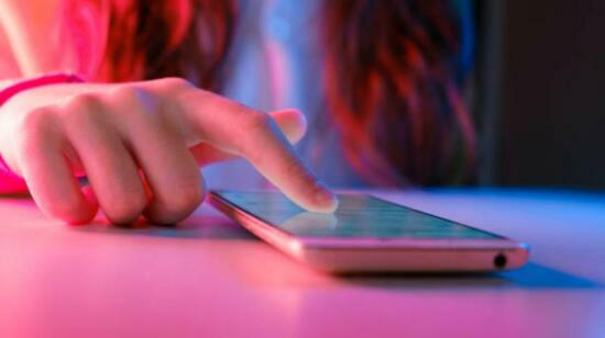 Mood & Screen Overuse : When the Scroll Starts to Shape How You Feel