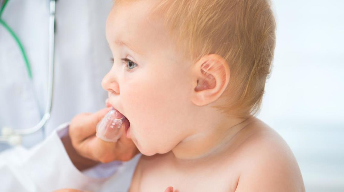 Кашель чихание иллюстрация. Дети слюни. Насморк у грудничка. Белый налет на языке угрудничкп. Школьник смеется.