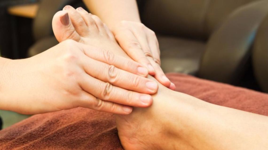 Реабилитация кисти после инсульта. Отек кисти после инсульта. Массаж голени. Лечебная укладка при инсульте. Упражнения для стопы после инсульта.