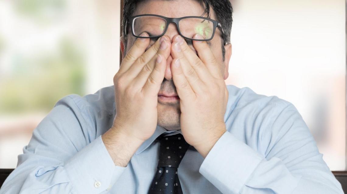 Эмоция усталость. Легкая задумчивость на фоне хронической усталости. Уставшая женщина в офисе. Собачья усталость. Три усталых.