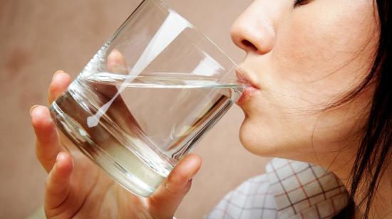 Signs You Are Drinking Water Wrong (And 5 Right Ways of Doing So!)